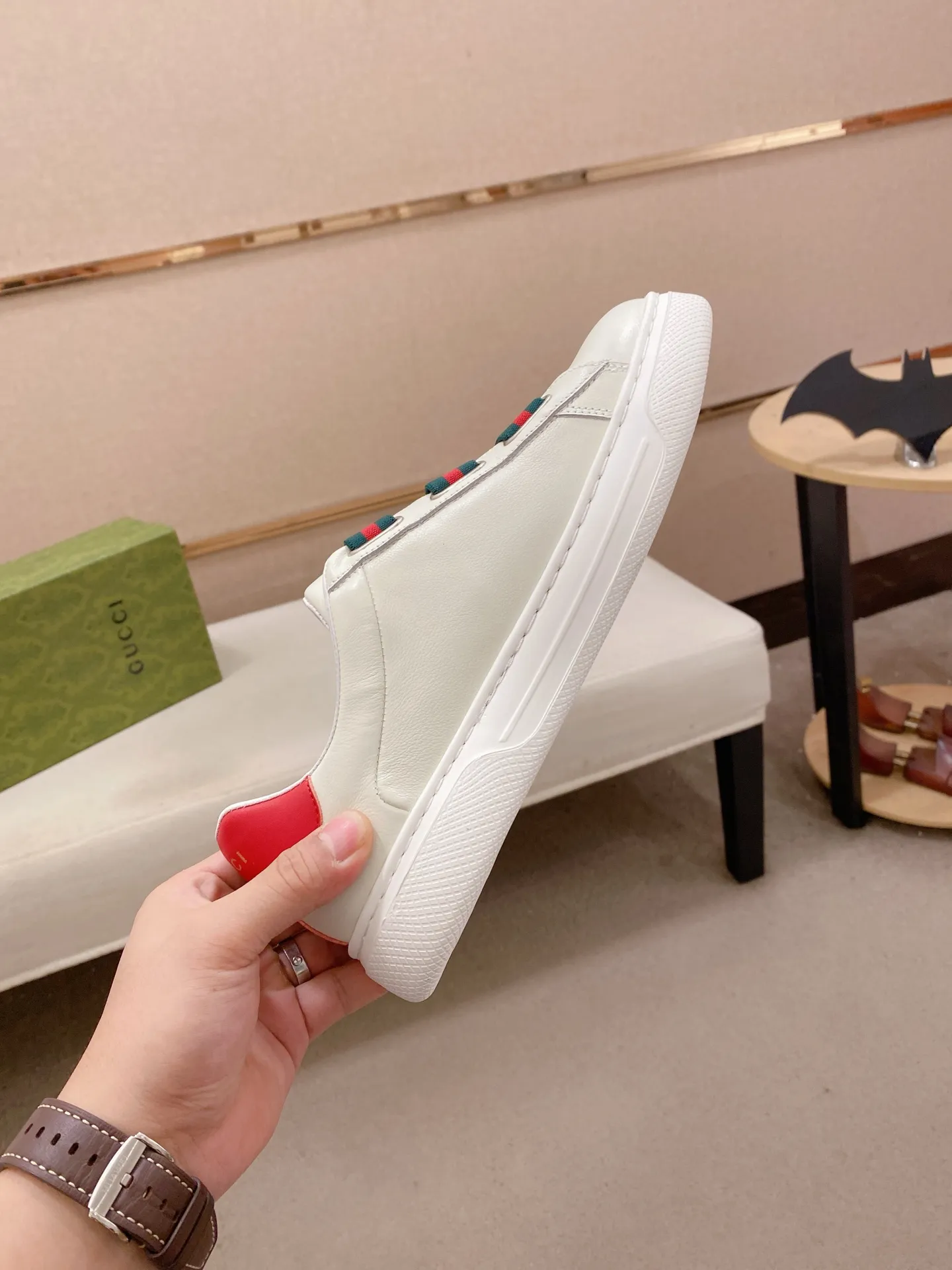 Men's shoes💰 480💰The new GUCCI (Gucci) counters are launched simultaneously. The new men's shoes, 😘fabrics are selected from imported cowhide, and the lining is sheepskin lining. 👍🏿 High-end ☄️ air-cushion molded anti-slip rubber outsole, exquisite lines, simple and elegant, comfortable and high-end for leisure travel. Code number: 38 to 44 (45 can be customized and cannot be returned or exchanged)
